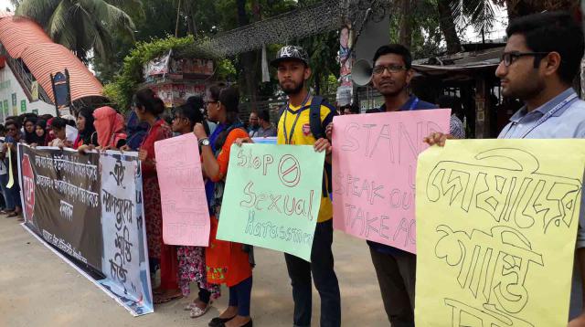 চলন্ত বাসে ছাত্রীকে যৌন হয়রানি, শাস্তির দাবিতে মানববন্ধন