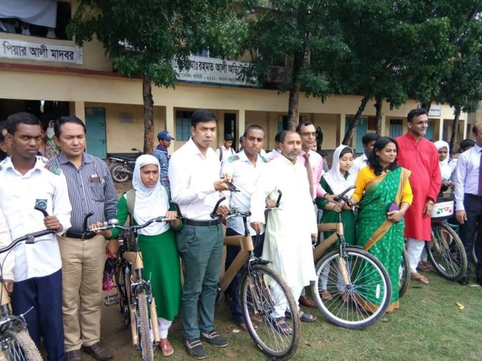 শ্রীপুরে শিক্ষার্থীদের বাই সাইকেল বিতরণ